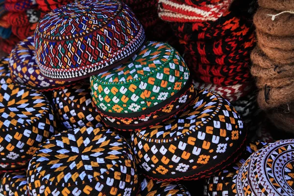 Gorras de cráneo bordadas. Turkmenistán. Ashkhabad. — Foto de Stock