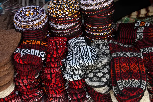 针织绣花的头骨帽土库曼斯坦和拖鞋。Ashkhaba — 图库照片