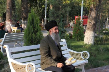 Aşgabat, Türkmenistan - 10 Ekim 2014. Yaşlı gülümseyen adam s