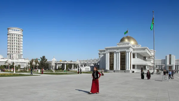 Ashgabad、トルクメニスタン - 2014 年 10 月 10 日: 灰の中央広場 — ストック写真