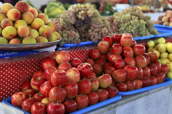 Verse vruchten op een markt — Stockfoto