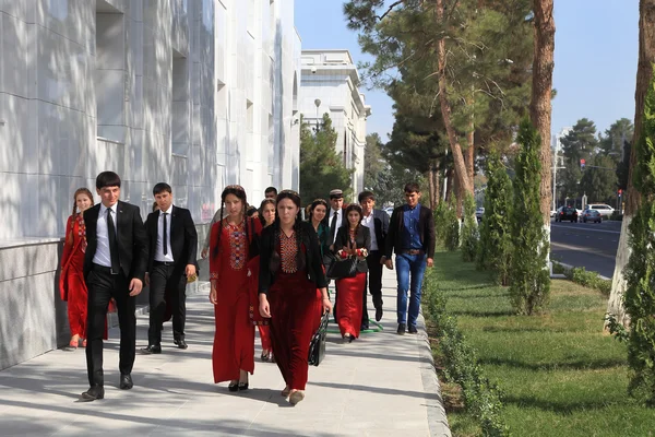 Ashgabad, Turcomenistão - 10 de outubro de 2014. Grupo de estudantes em — Fotografia de Stock
