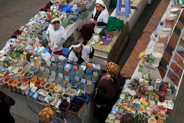 Ashgabad, Turkmenistán - 10 de octubre de 2014. Mercado de agricultores "Russk — Foto de Stock