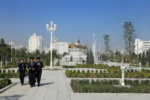 Ashgabad, Turcomenistão - 10 de outubro de 2014. Grupo de estudantes de direito — Fotografia de Stock