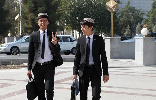 Ashgabad, Turcomenistão - 10 de outubro de 2014. Dois estudantes alegres — Fotografia de Stock