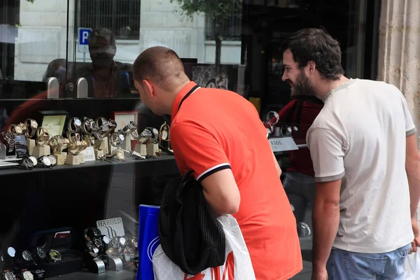Genève - 15 juli. 2014. två unga män söker i th — Stockfoto