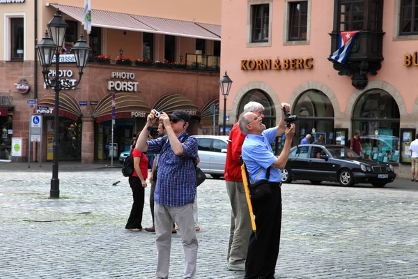 NURNBERG, ALEMANHA - JULHO 13 2014: Hauptmarkt, a praça central de Nuremberga, Baviera, Alemanha. Turistas tirar fotos de marcos . — Fotografia de Stock