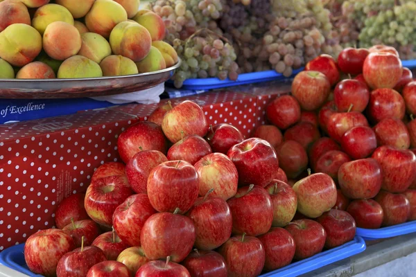 Frutos frescos num mercado — Fotografia de Stock