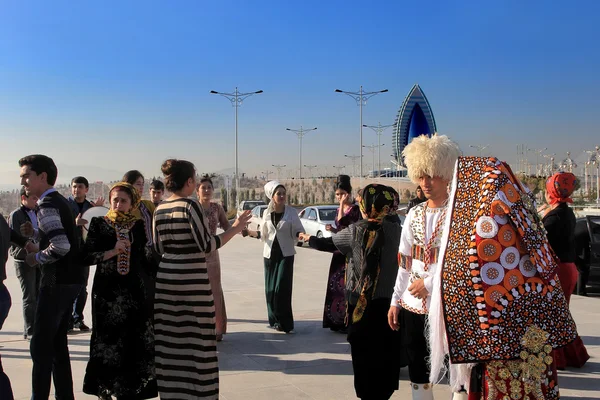 Ashgabad, Turkmenistán - 15 de octubre de 2014. La novia y el novio i —  Fotos de Stock