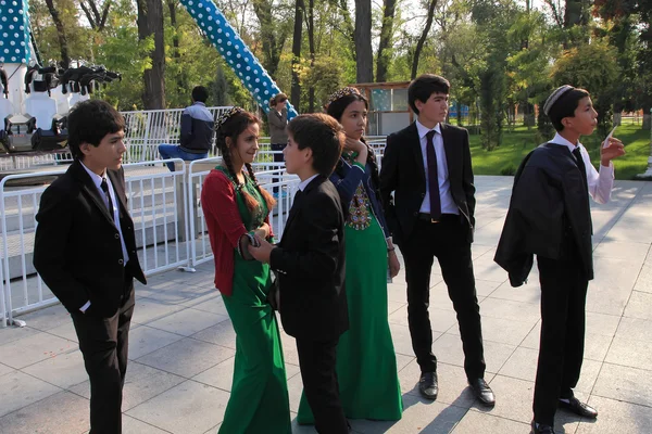 Ashgabad, Turcomenistão - 10 de outubro de 2014. Grupo de alunos em — Fotografia de Stock