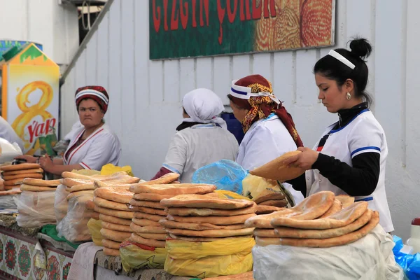 Ashgabad, Turkmenistán - 10 de octubre de 2014. Mercado de agricultores "Gulis — Foto de Stock