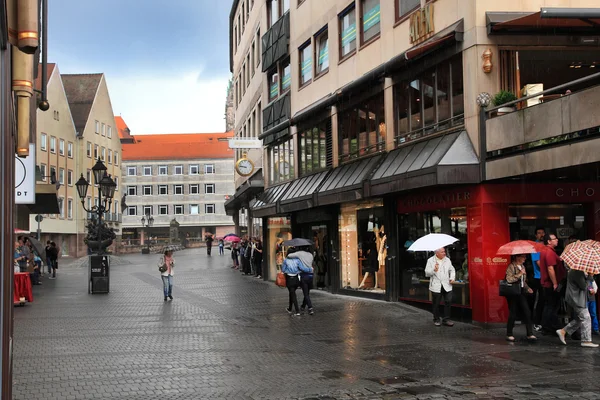 Norymberga, Niemcy - 13 lipca 2014 roku: deszczowy dzień. Hauptmarkt, cen — Zdjęcie stockowe