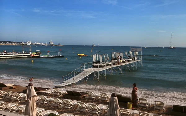 Cannes, Francja - 5 lipca 2014: Plaży w Cannes. Cannes loca — Zdjęcie stockowe