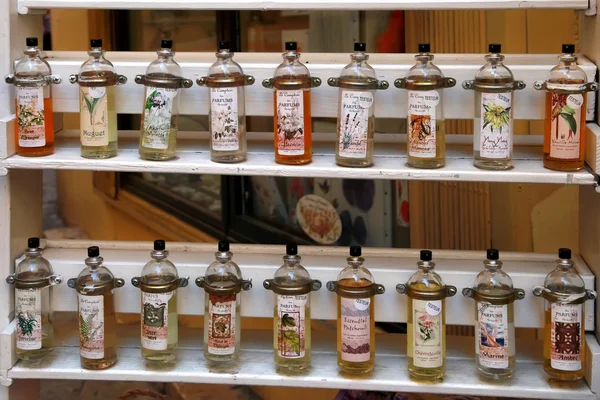 GRASSE, FRANCIA - 5 DE JULIO: Grasse perfume counter, GRASSE, FRANCIA — Foto de Stock