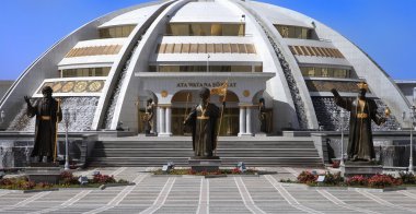 Aşkabat, Türkmenistan - 15 Ekim 2014: Inde anıt kemer