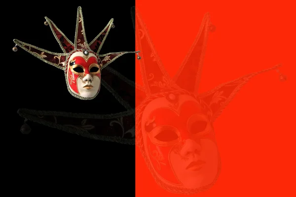 Máscara veneziana tradicional em um fundo preto e vermelho — Fotografia de Stock