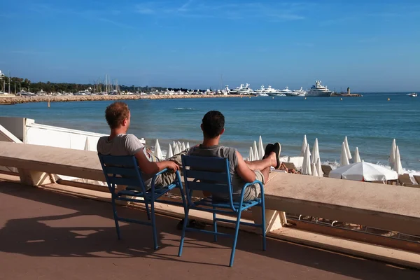 Cannes, Francja - 5 lipca 2014: Dwóch przyjaciół w krzesła o — Zdjęcie stockowe