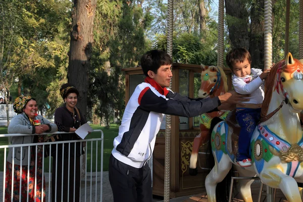 Ashgabad, Turkmenistán - 10 října 2014. Otec a dítě v t — Stock fotografie