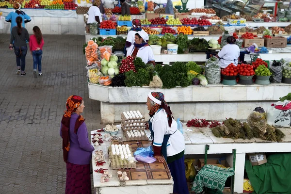 Ashgabad, Turkmenistán - 10 de octubre de 2014. Mercado de agricultores "Russk — Foto de Stock