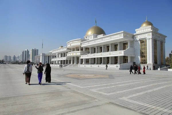 Aszchabadzie, Turkmenistan - 10 października 2014 r.: Centralny plac Ash — Zdjęcie stockowe