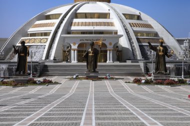 Aşkabat, Türkmenistan - 15 Ekim 2014: Inde anıt kemer