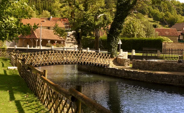 Ponte sobre um canal na cidade medieval de Quincerot em Bourgog — Fotografia de Stock