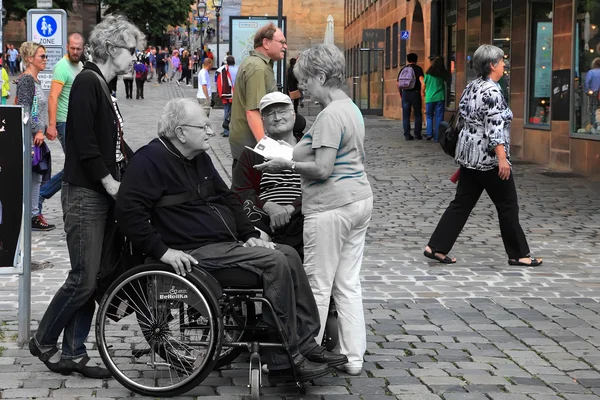 NURNBERG, ALLEMAGNE - 13 JUILLET 2014 : Touristes en fauteuil roulant à Hau — Photo
