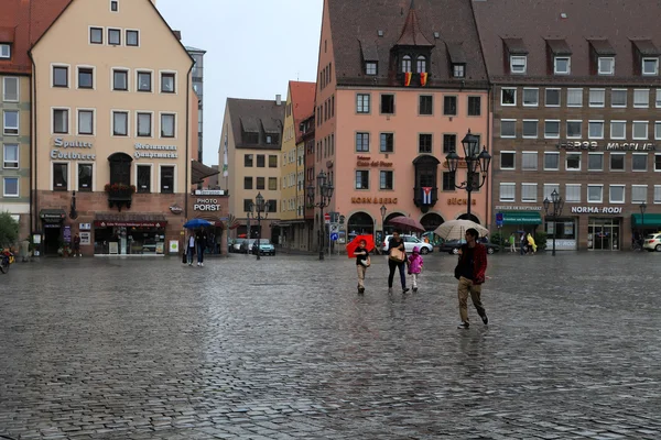 NURNBERG, SAKSA - HEINÄKUU 13 2014: Sateinen päivä. Hauptmarkt, keskus — kuvapankkivalokuva