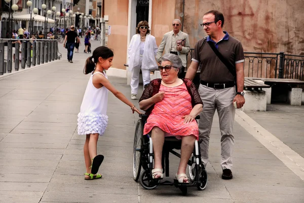 VENECIA, MESTRE-29 de junio de 2014: Abuela discapacitada en una rueda — Foto de Stock