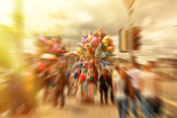 Abstract background. Pedestrians with balloons walking on the street in Vienna, Austria.  Radial zoom blur effect defocusing filter applied. — Stock Photo, Image