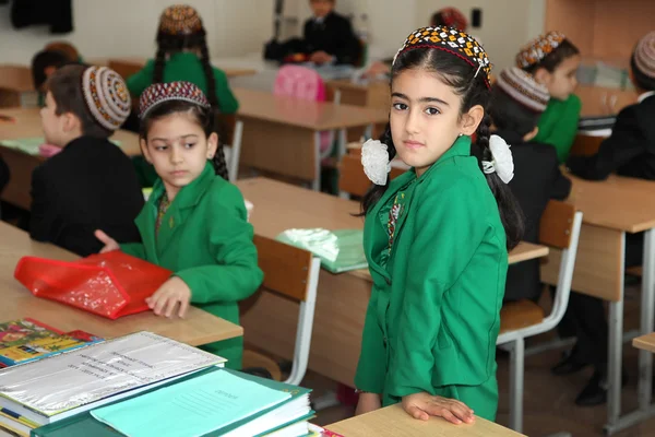 Ashgabad, Turkmenistán - 4 listopadu 2014. Skupina studentů v — Stock fotografie