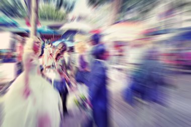  Arka plan. Bulanık kalabalık, gelin ve damat Boul üzerinde