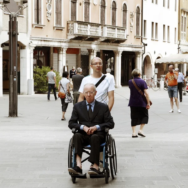 VENICE, MESTRE-29 de junho de 2014: Jovem empurrando um homem idoso em — Fotografia de Stock