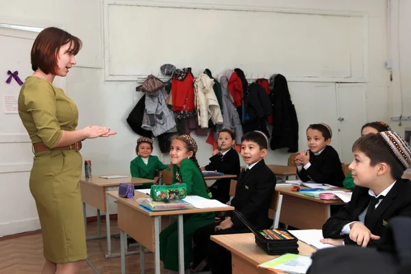 Achgabad, Turkménistan - 4 novembre 2014. Groupe d'étudiants esprit — Photo