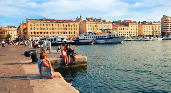 Marseille - 2 července 2014: Starého přístavu (Vieux Port) s lidé sitt — Stock fotografie