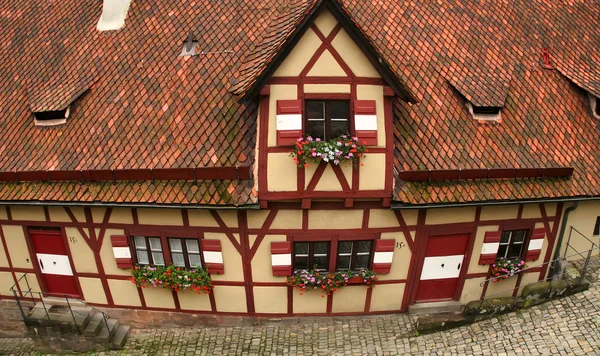 Vista en el famoso castillo impermeable de Kaiserburg en Nuremberg, Ge —  Fotos de Stock