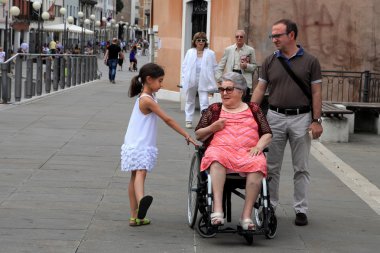 Venice Mestre-Haziran 29, 2014: Devre dışı büyükanne bir wheelcha içinde