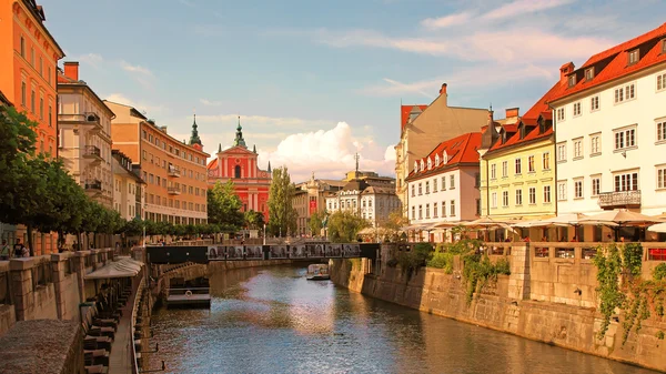 LJUBLJANA, ESLOVENIA - CIRCA JULIO 2014: Terraplén del casco antiguo en Lj — Foto de Stock