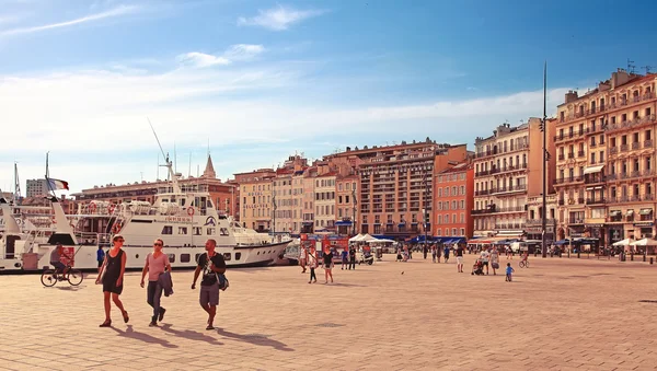 Marseille - 2 juli 2014: Oude haven (Vieux-Port) met mensen lopen — Stockfoto