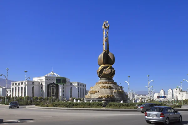 Ашхабад, Туркменистан - 23 октября 2014 года: Ашхабадский памятник Туру — стоковое фото