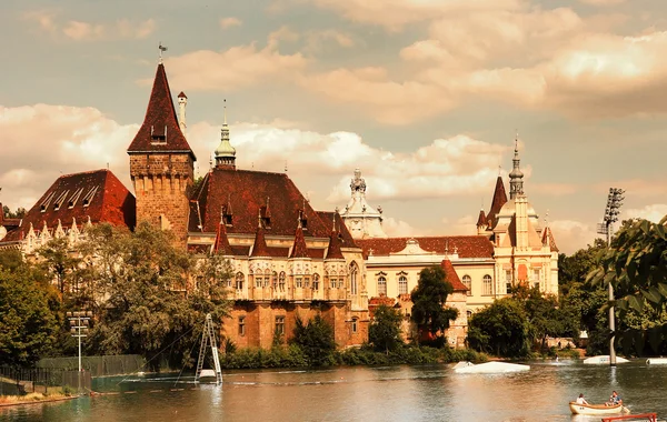 Budapeszt, Węgry - 27 czerwca 2015 r.: Widok na Zamek Vajdahunyad z — Zdjęcie stockowe