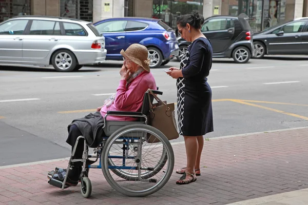 VENISE, MESTRE-29 juin 2014 : Jeune femme poussant une vieille femme i — Photo