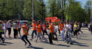 Kişinev, Moldova-26 Nisan. Maraton koşucular sokak Stef üzerinde