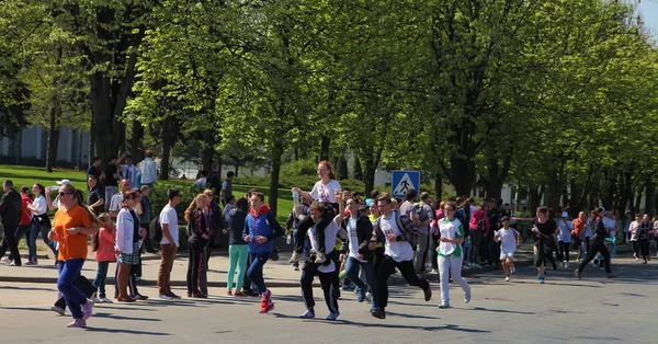 Кишинів, Молдова-26 квітня. Марафонців на Stef вулиць — стокове фото