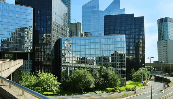 Modern buildings in the business district of La Defense to the w — Stock Photo, Image