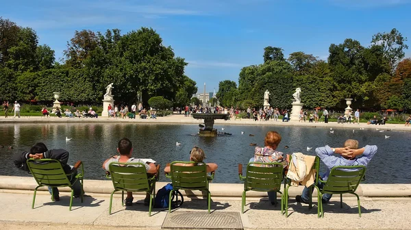 Париж, Франція - 19 серпня 2014 року: Туристичний і і Парижани відпочинку — стокове фото