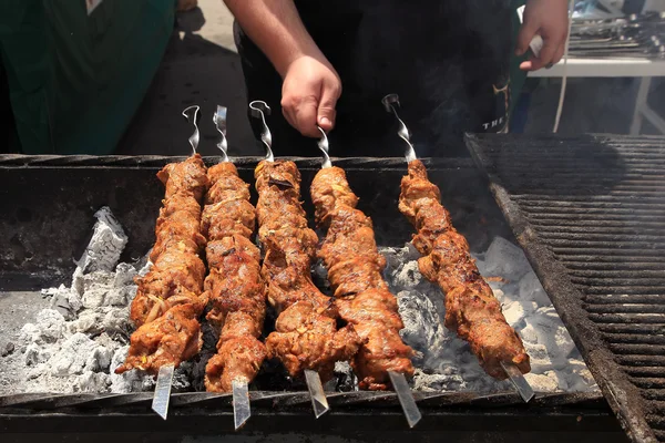 Il kebab shish caucasico su spiedi — Foto Stock