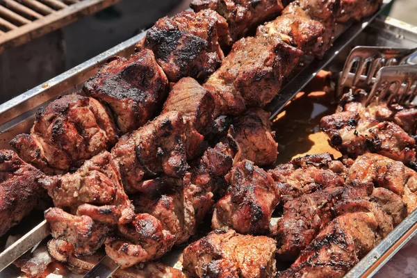 O prato de carne shish caucasiano em espetos — Fotografia de Stock