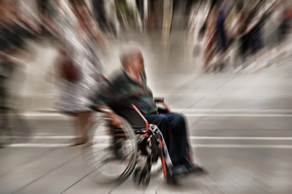 Contexte abstrait. Une personne handicapée en fauteuil roulant dans une ville — Photo
