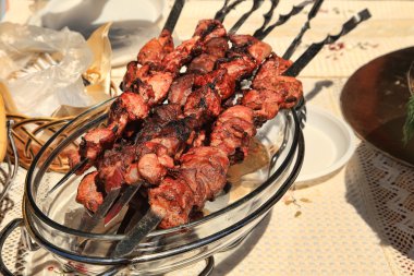 Kafkas şiş şiş için kapaklı bir tabak üzerinde bir 